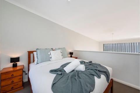 EACO12 - Stylish 1-BR Loft Apt | Spacious, Free WiFi & A/C Apartment in Mandurah