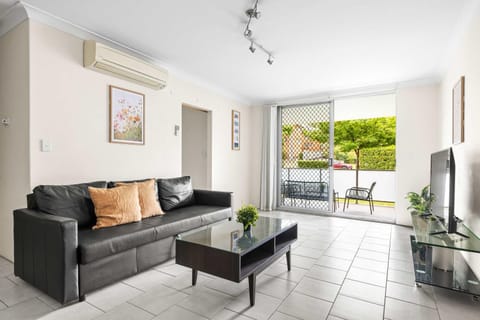 Warm Oasis at Parramatta- 2 BR - Free Parking - Near Shops Apartamento in North Parramatta