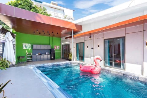 Property building, Patio, Day, Pool view, Swimming pool, Swimming pool, sunbed