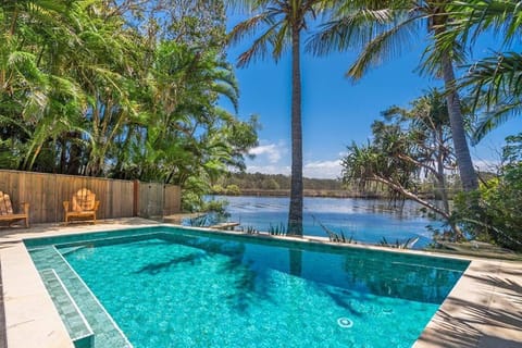 Fuller Holidays - Belongil Sunset - Giaour Street, Belongil Beach House in Byron Bay