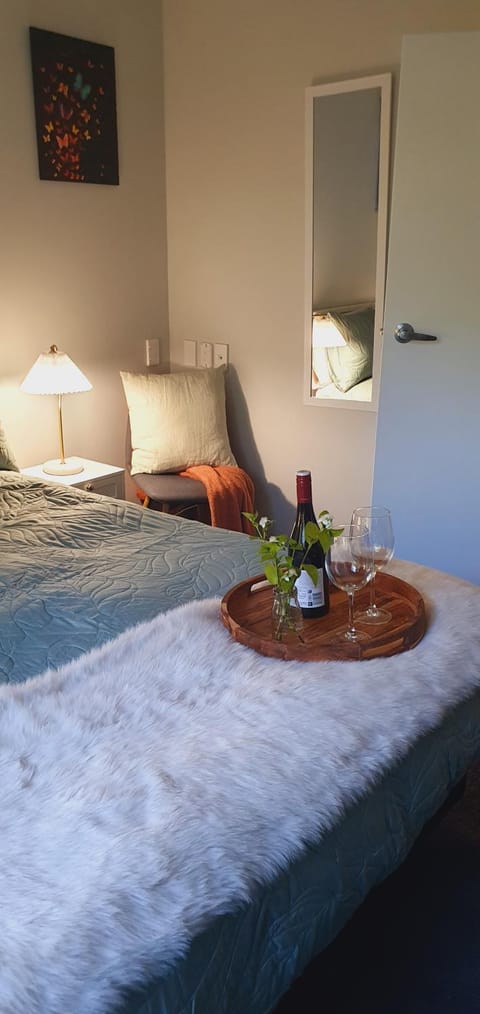 New Birdsong Abode Central Guest House Bed and Breakfast in Lower Hutt