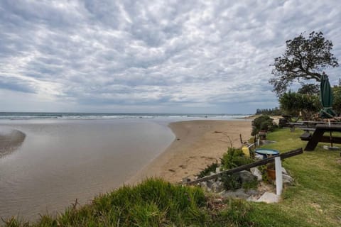 Driftaway-Absolute Beachfront LJH Yamba Casa in Brooms Head