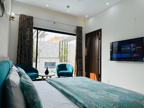 Bed, TV and multimedia, Living room, Seating area, Bedroom