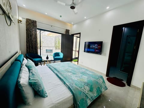 Bed, TV and multimedia, Living room, Bedroom