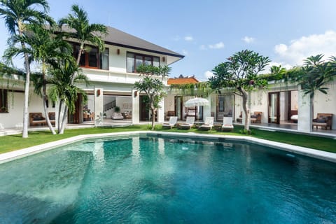Property building, Swimming pool, Swimming pool, sunbed