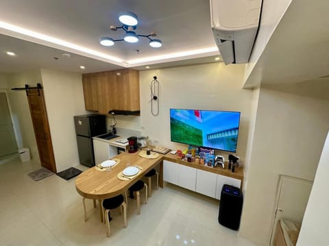 TV and multimedia, Kitchen or kitchenette, Dining area, stove