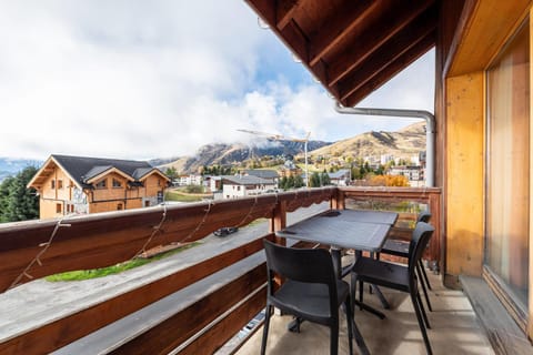 Balcony/Terrace, Mountain view