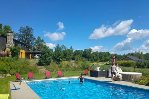 Spacious luxurious Villa, bright cottage, pool, Jacuzzi, sauna, nature Villa in New Hampshire