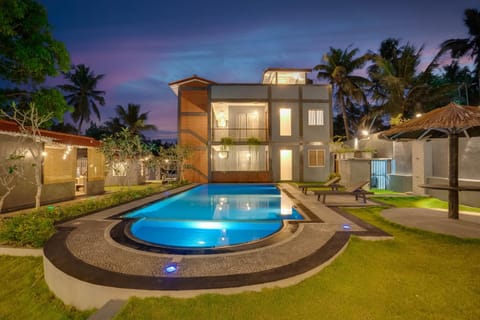 Night, Garden, Garden view, Pool view, Swimming pool, Swimming pool, sunbed