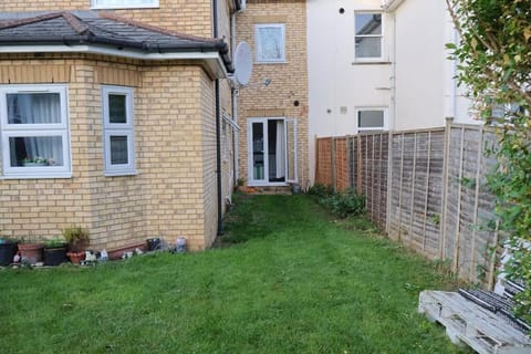 Modern 2 Bed Apartment with Parking Apartment in Watford