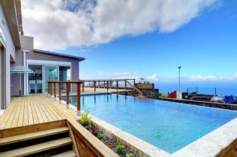 Property building, Natural landscape, View (from property/room), Balcony/Terrace, Pool view, Sea view, Swimming pool, Swimming pool