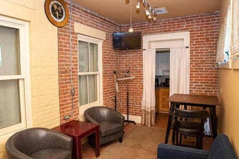 Dunleith House- Prairie View Studio Apartment in East Dubuque