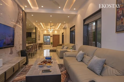 Communal lounge/ TV room, TV and multimedia, Living room, Seating area, Evening entertainment