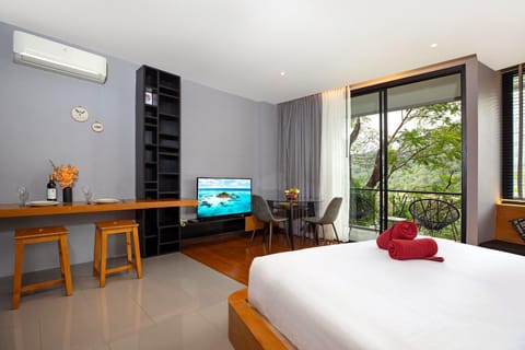 Bed, TV and multimedia, Photo of the whole room, Seating area, Bedroom, air conditioner