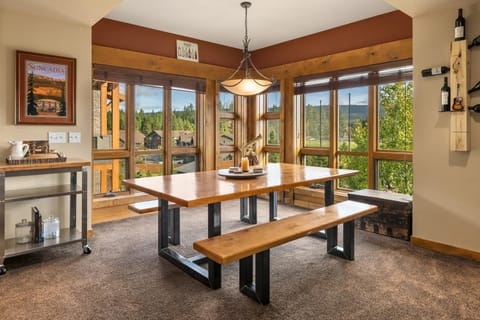 View (from property/room), Kitchen or kitchenette, Dining area, Mountain view