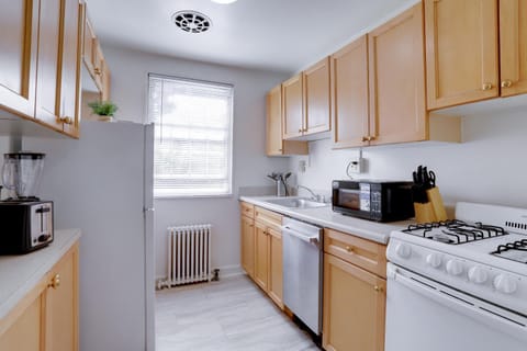 Coffee/tea facilities, Kitchen or kitchenette, dishwasher, heating, microwave, oven, stove, toaster, air conditioner