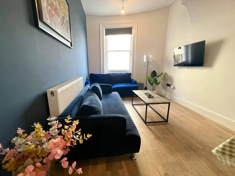 BN360AWES Five Bedrooms Town House Apartment in Hove