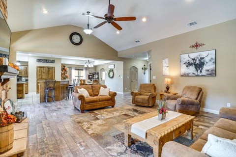 4 Mi to Dtwn Home with Pool in Stephenville! Maison in Stephenville