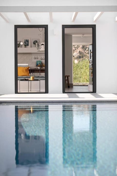 Kitchen or kitchenette, Swimming pool