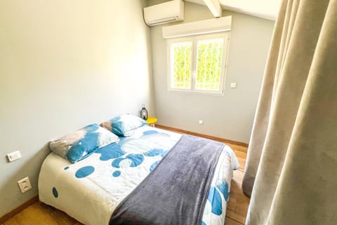 Bed, Photo of the whole room, Bedroom, air conditioner