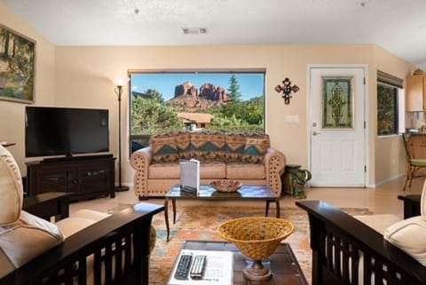 Sedona Cathedral Magic- Nearby Hiking, Surrounding Views & Red Rock Loop! House in Sedona