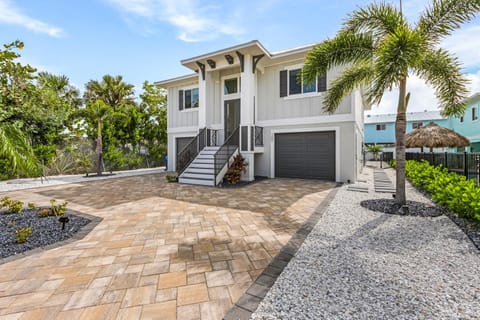 Luxury Retreat: with Pool House in Estero Island