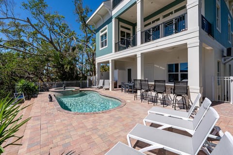 Freshly Squeezed: 5BR, Pool, Spa & Canal Views House in Estero Island