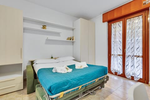 Bed, Photo of the whole room, Bedroom, towels, wardrobe