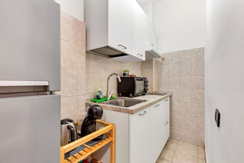 Coffee/tea facilities, Kitchen or kitchenette, stove