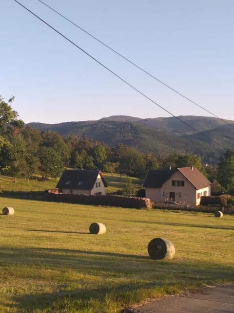 Maison dans la prairie 300m2 belle vue- Montagnes et lacs House in Vosges