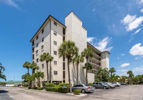 Always Summertime: Views, Pool & Pickleball Courts House in Estero Island