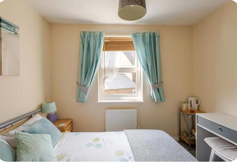 Double room in family home NO CHECK-IN PAST 10PM Vacation rental in Swindon