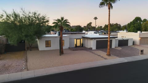 Fully Remodeled, Pool & Hot Tub, Pets Welcome & North Scottsdale! Scottsdale Roadrunner Retreat House in Phoenix