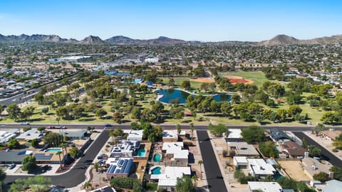 Fully Remodeled, Pool & Hot Tub, Pets Welcome & North Scottsdale! Scottsdale Roadrunner Retreat House in Phoenix