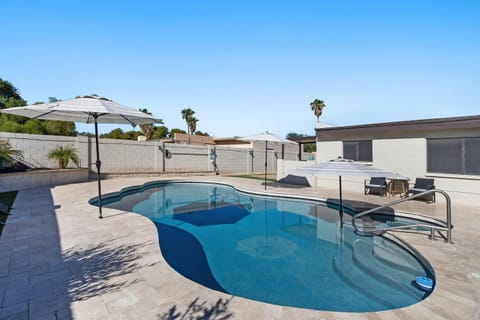 Fully Remodeled, Pool & Hot Tub, Pets Welcome & North Scottsdale! Scottsdale Roadrunner Retreat House in Phoenix