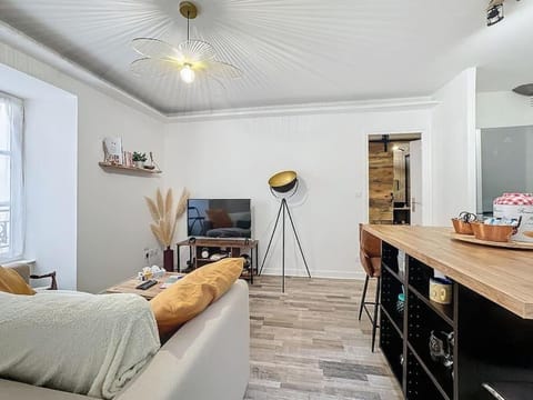 TV and multimedia, Kitchen or kitchenette, Photo of the whole room, Dining area, oven, stove