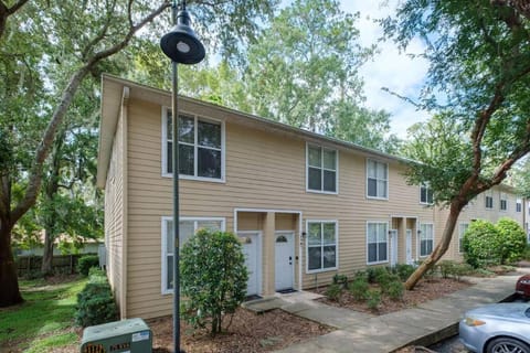 Cozy 2bed 2 and half bath townhome near UF Shands Apartment in Gainesville