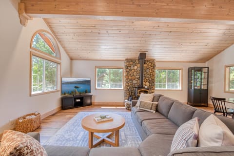 Knotty and Nice - 4BR w Private Hot Tub, Close to Lake House in Tahoe Vista