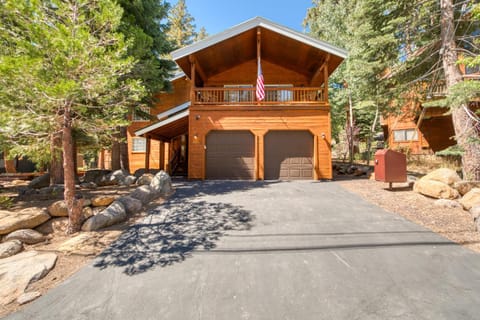 Knotty and Nice - 4BR w Private Hot Tub, Close to Lake House in Tahoe Vista