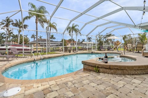 Boating & Fishing Enthusiasts, Heated Pool and Spa, Bicycles - Latitude Adjustment - Roelens House in Cape Coral