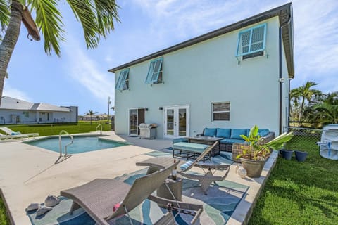 Water Views, Pedal Boat, Heated Pool - Waterfront Paradise - Roelens House in Cape Coral