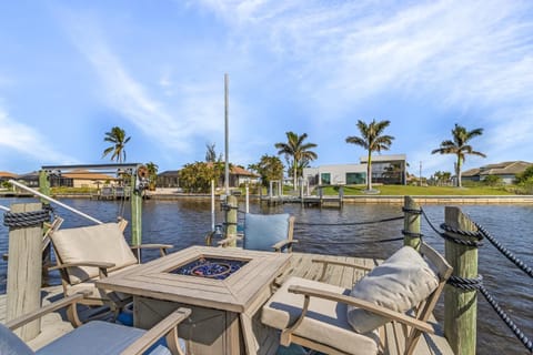 Water Views, Pedal Boat, Heated Pool - Waterfront Paradise - Roelens House in Cape Coral