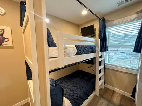 Bedroom, bunk bed