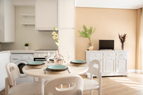 Kitchen or kitchenette, Dining area