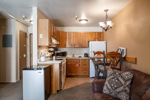 Great Location, Sleeps 4, 5 min drive to Ski & Bike Access, Shared Pool! Resort in Park City