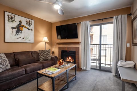 Great Location, Sleeps 4, 5 min drive to Ski & Bike Access, Shared Pool! Resort in Park City