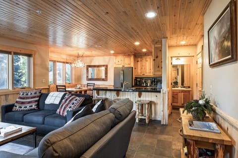 Ski Cabin, Cozy Interiors, Private Patio, Shared Hot Tub, Walk to Lift, Nearby Fine Dining Resort in Snyderville