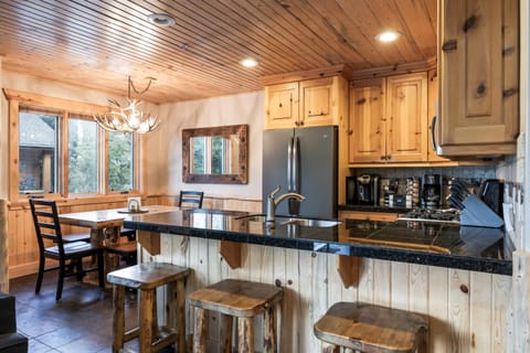 Ski Cabin, Cozy Interiors, Private Patio, Shared Hot Tub, Walk to Lift, Nearby Fine Dining Resort in Snyderville