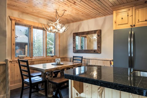 Ski Cabin, Cozy Interiors, Private Patio, Shared Hot Tub, Walk to Lift, Nearby Fine Dining Resort in Snyderville