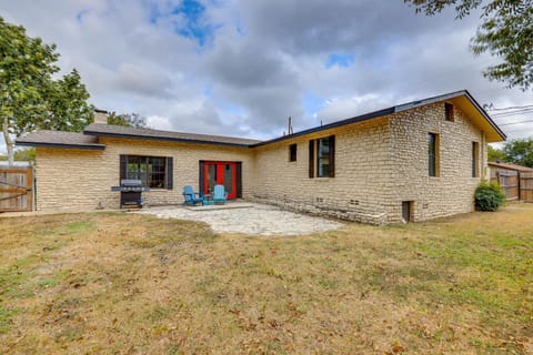 Less Than 1 Mi to Dtwn Home with Fenced Yard in Boerne! Casa in Boerne